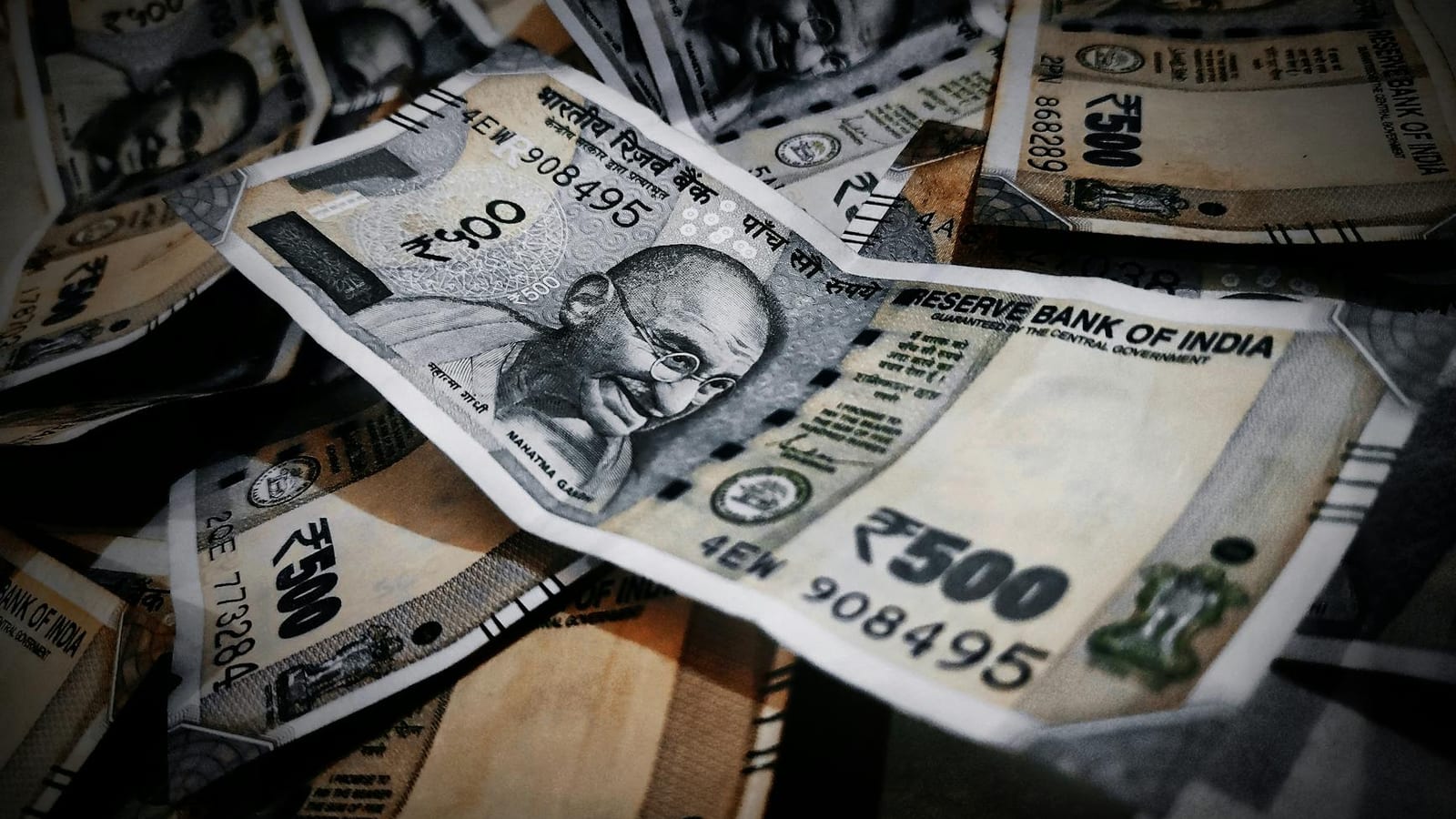 Axis MF urges staggered bond buys as oil risks ease