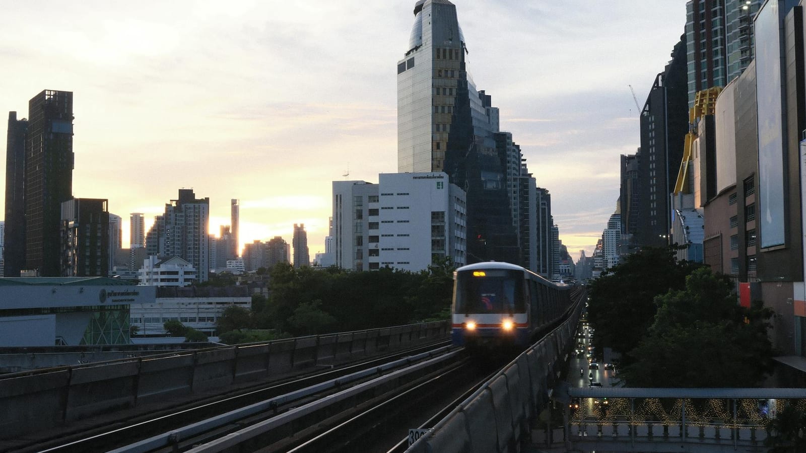 Bangkok rail crossing crash leaves eight dead, 25 hurt