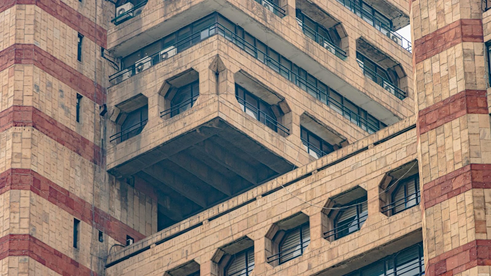 Bond Yields Defy RBI Rate Cuts, Lift Loan Cost Risks