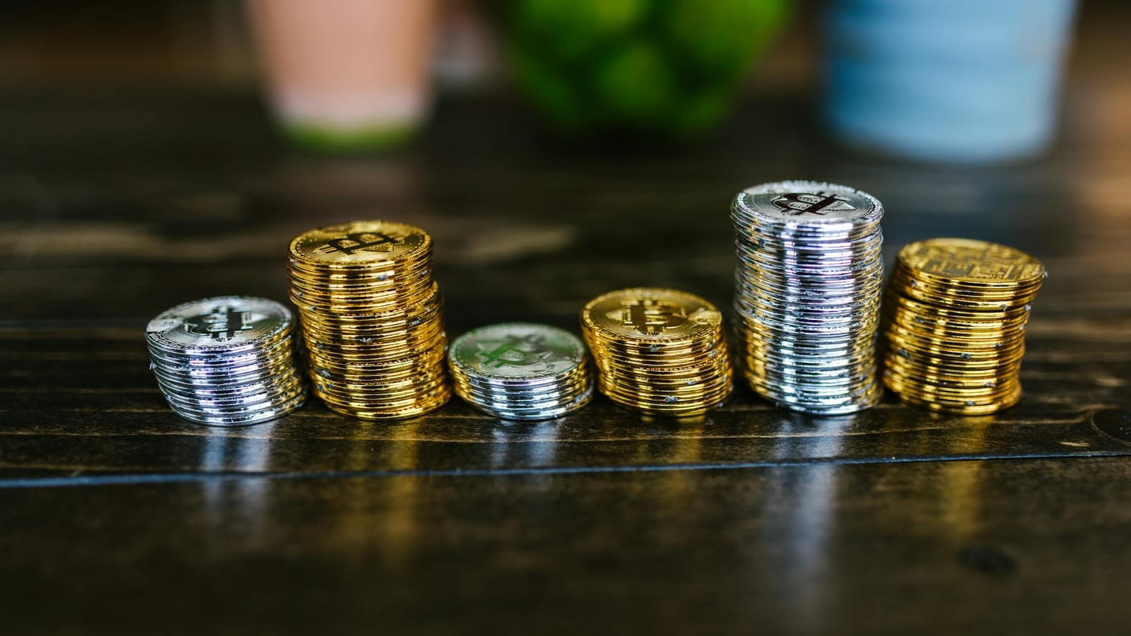 Bullion Prices Jump After US Data Spurs Rate-Cut Bets