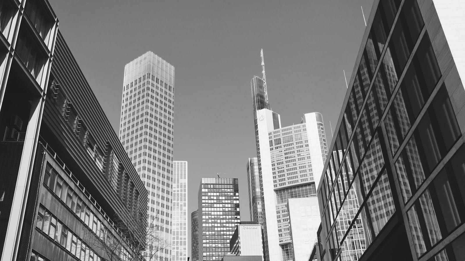 Commerzbank faces UniCredit bid as investors weigh control