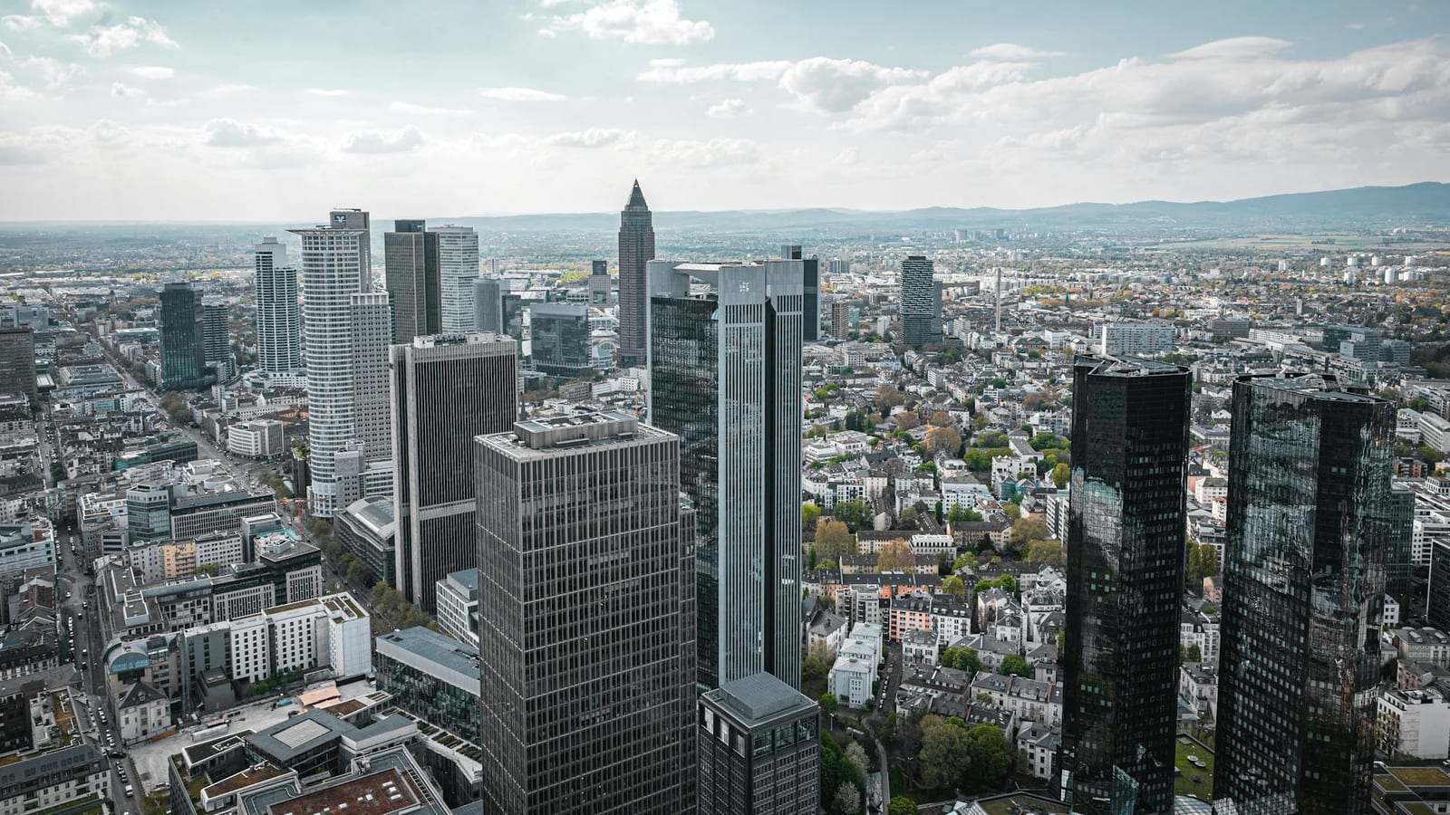Commerzbank Rallies Investors Against UniCredit Bid