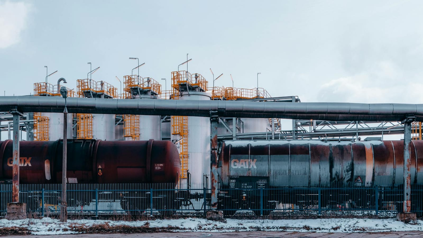 Costly oil drags US futures, raises risks for India