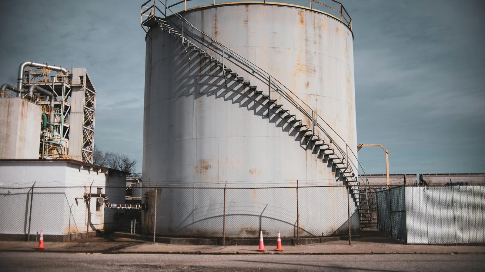 Crude Oil Split Shows Gulf Risk Still Driving Prices
