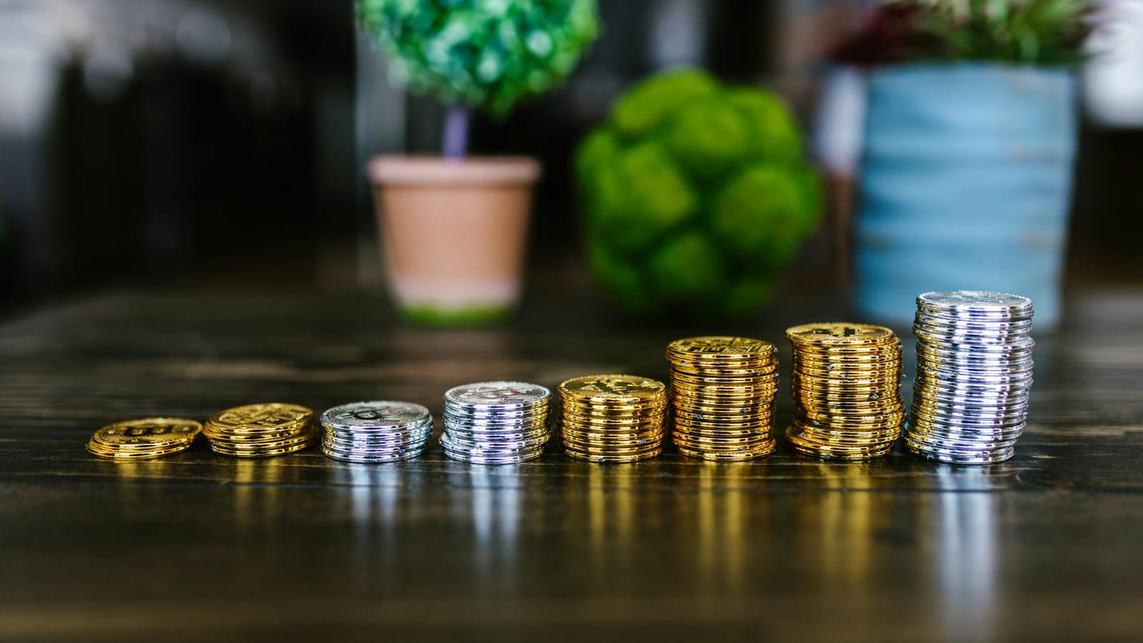 Gold, silver prices ease in Bengaluru as buyers wait