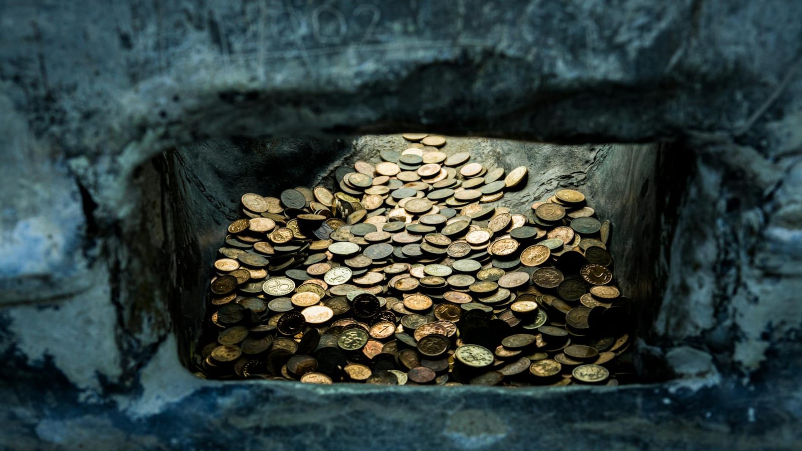 Gold Slips After Fed Governor Signals Rate Hike Risk