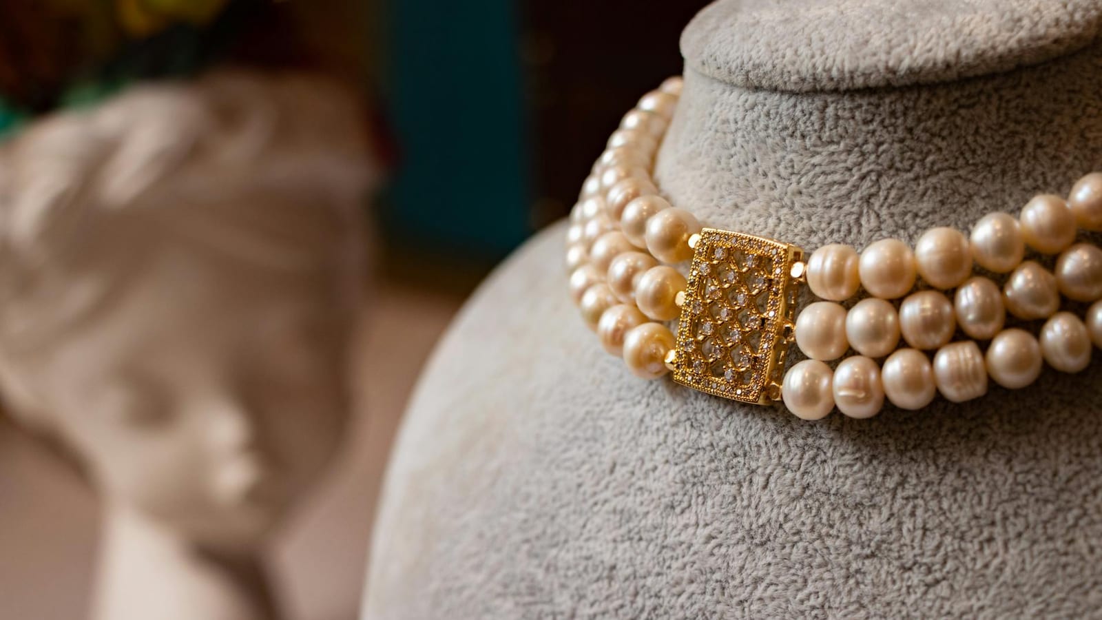 Gold tops Rs 1.60 lakh again as silver prices rebound