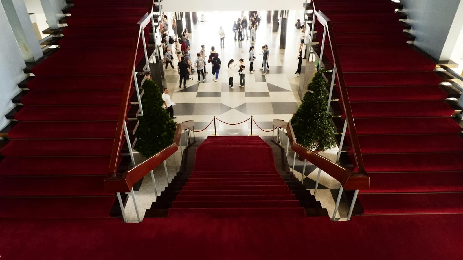 Kangana's Cannes Post Sharpens Aishwarya Ageism Row