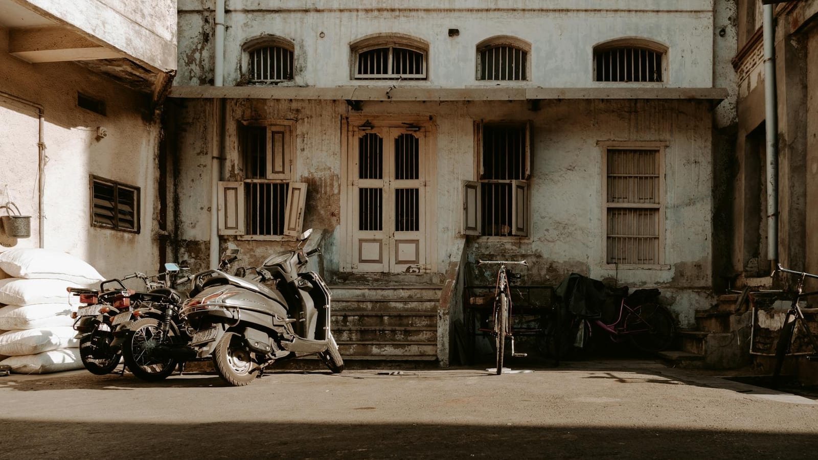Maharashtra heat, bills and deaths strain civic systems