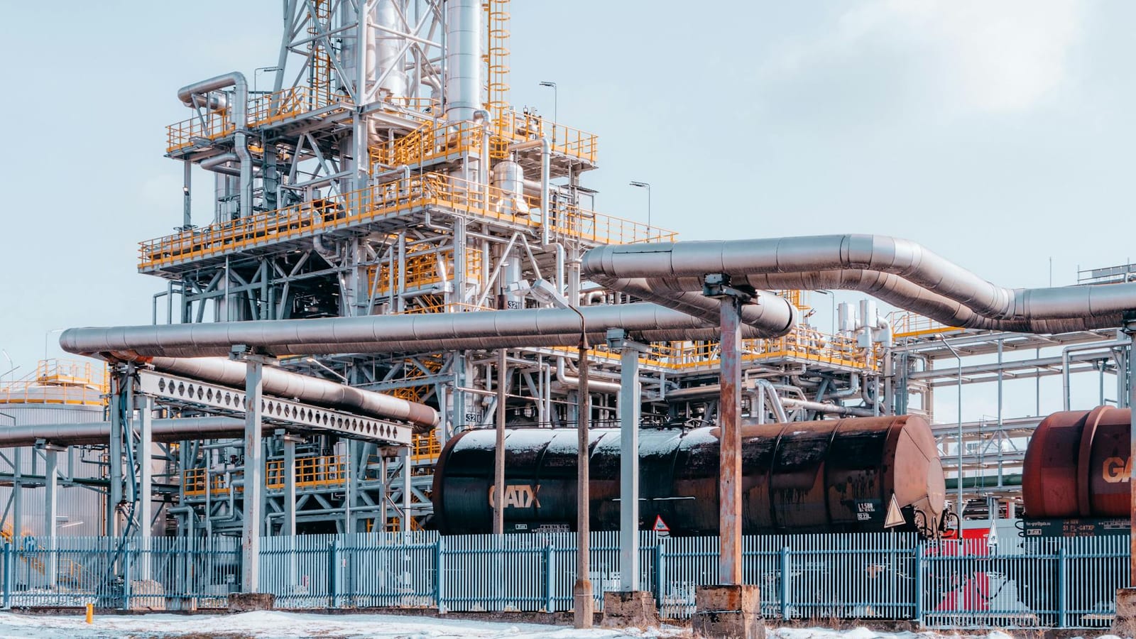 Oil Spike Sends Emerging Markets Lower as Rate Fears Grow