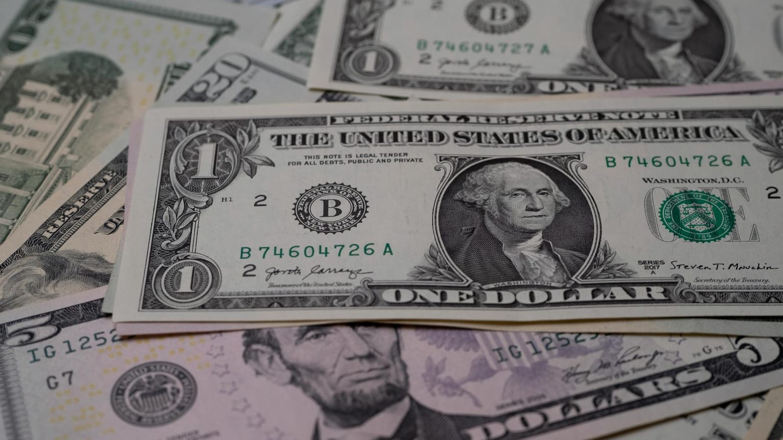 Strong Dollar Raises India Oil Import Inflation Risks