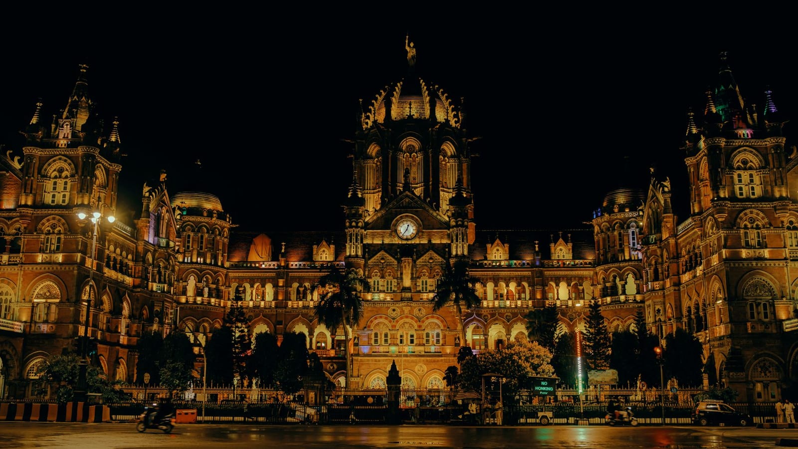 Thackeray summons MPs as Maharashtra politics heats up
