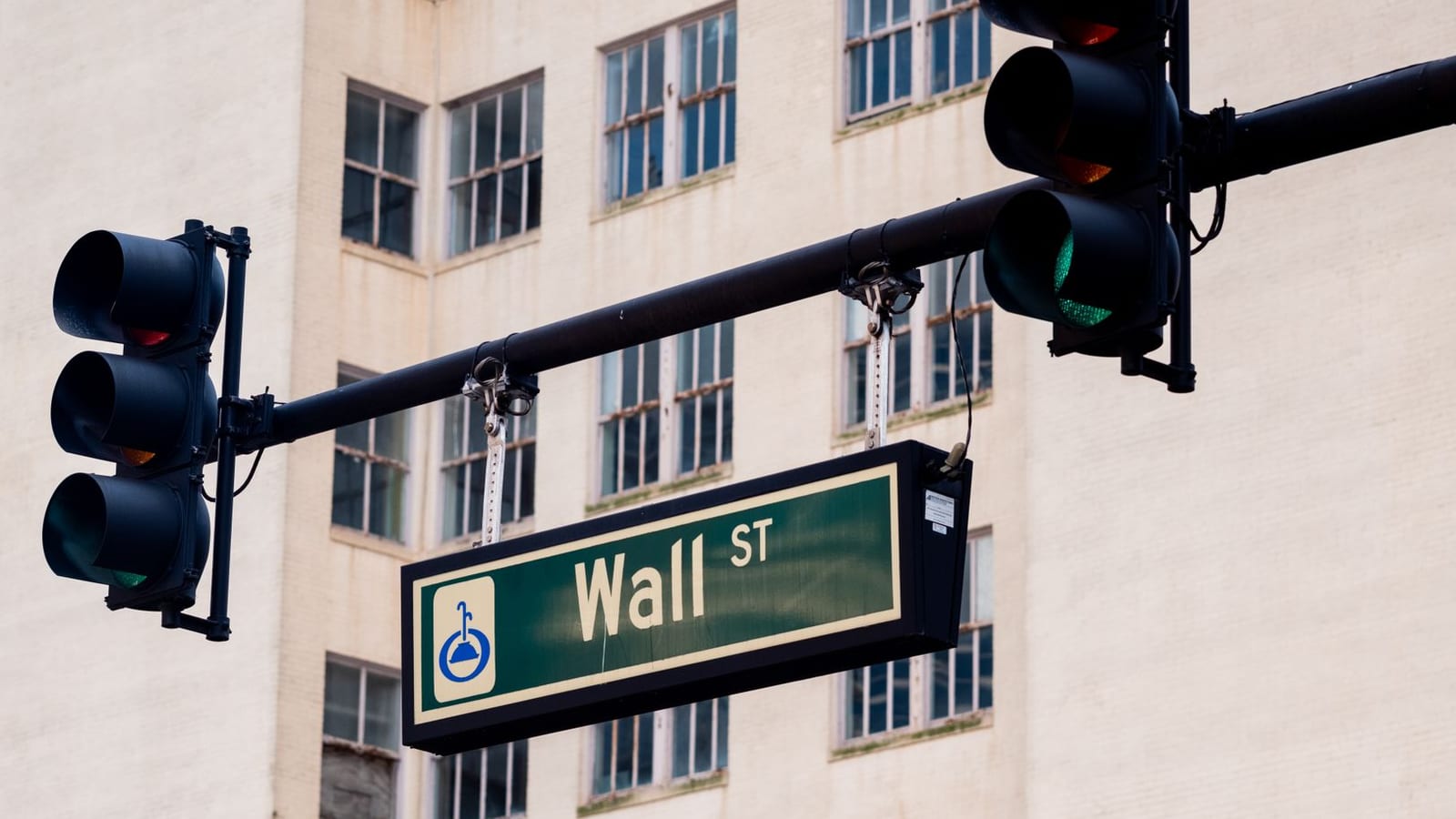 US market rally boosts global funds as quarter ends