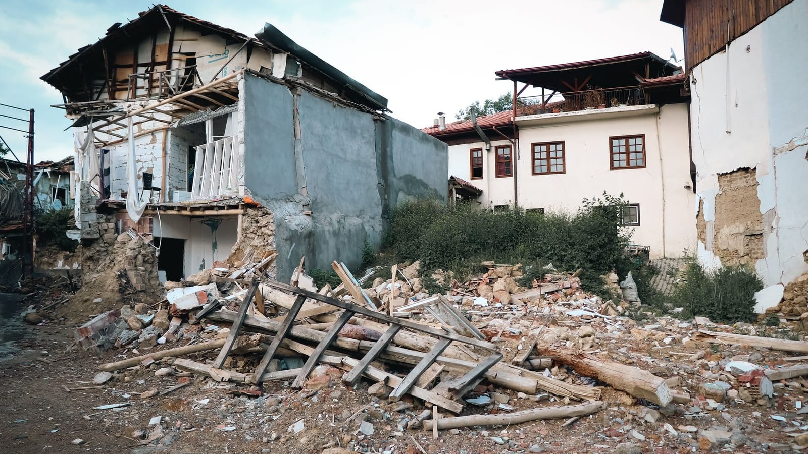 Venezuela quake toll passes 2,295 as searches drag on